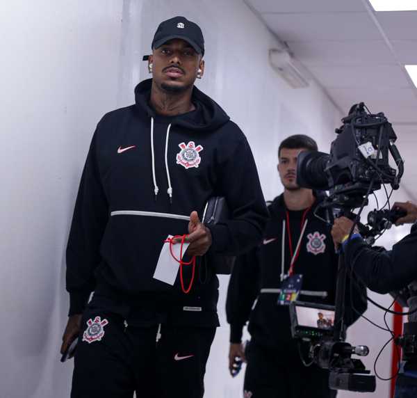 Corinthians negocia transferência de Raul Gustavo, zagueiro do clube.
