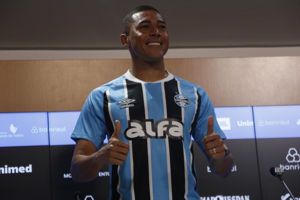 Carlos Vinícius é apresentado pelo Grêmio — Foto: Rafael Favero