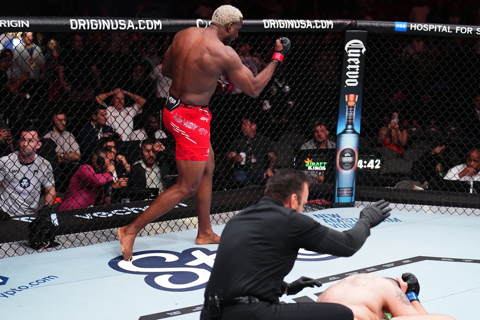 Robelis Despaigne comemora sua vitria por nocaute no UFC 299  Foto: Chris Unger/Zuffa LLC via Getty Images