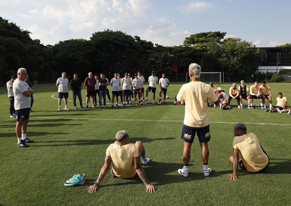 Dorival Júnior se despede do elenco do São Paulo — Foto: Divulgação