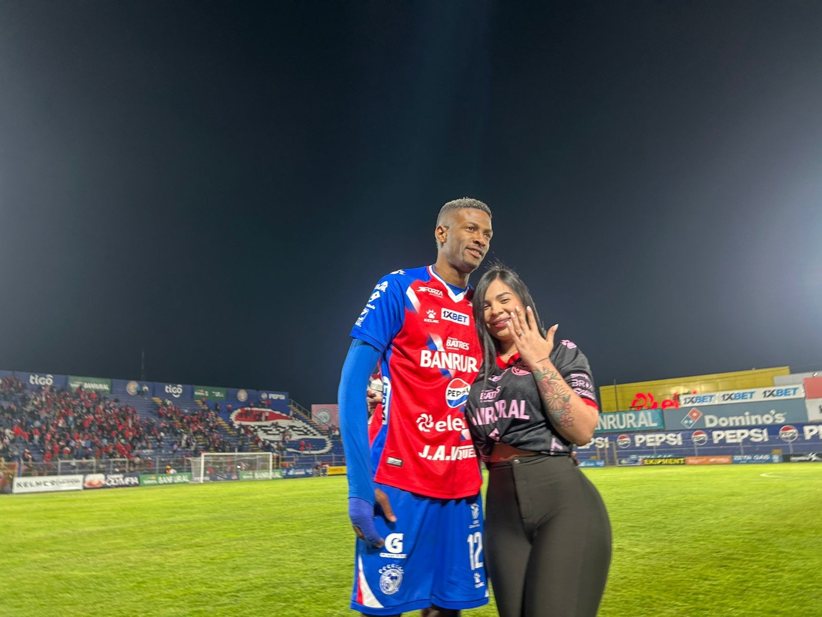 Jogador pede a namorada em casamento no estádio, mas noivado dura três dias