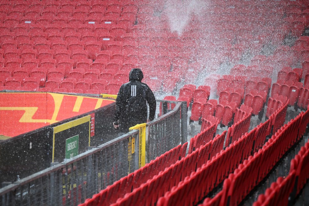 &Aacute;gua cai no est&aacute;dio Old Trafford, do Manchester United, ap&oacute;s forte chuva &mdash; Foto: Getty Images