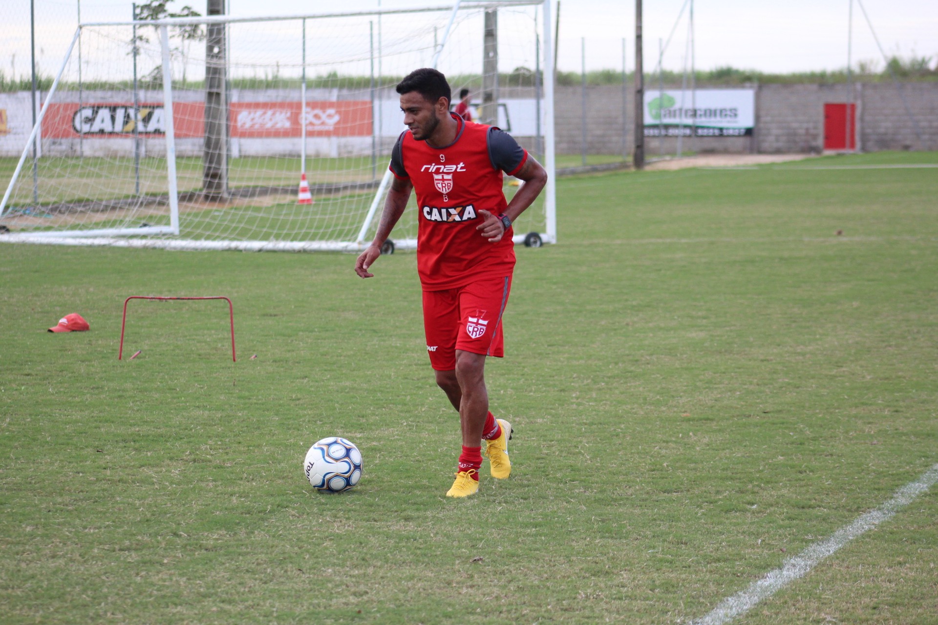 Cleiton Xavier é liberado pelo DM do CRB, treina, dribla e ganha ...