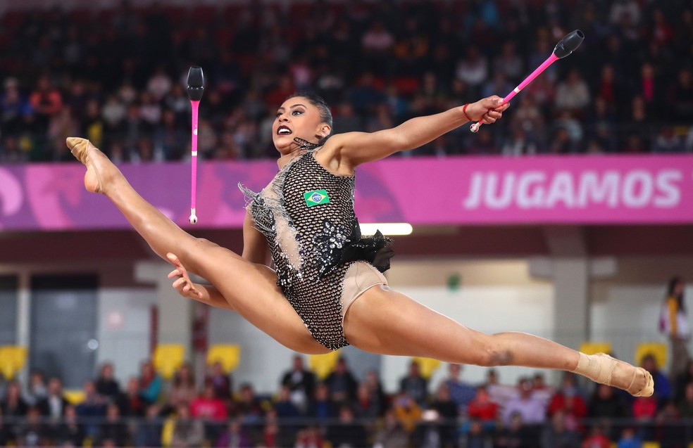 Barbara Domingos em ação na ginástica rítmica no Pan de Lima — Foto: REUTERS/Pilar Olivares
