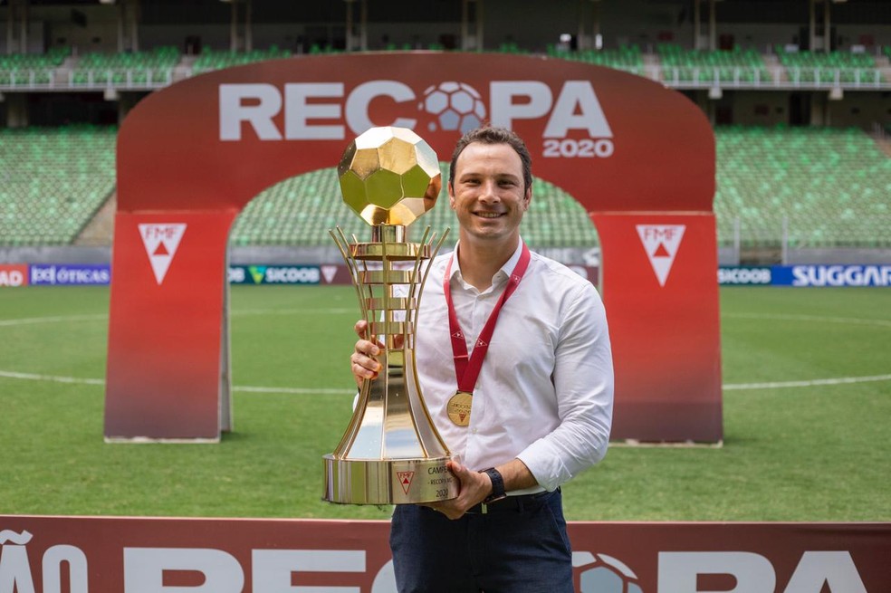 Bruno Pivetti com o troféu da Recopa Mineira 2021, conquistado pelo  — Foto: Victor Souza/Tombense
