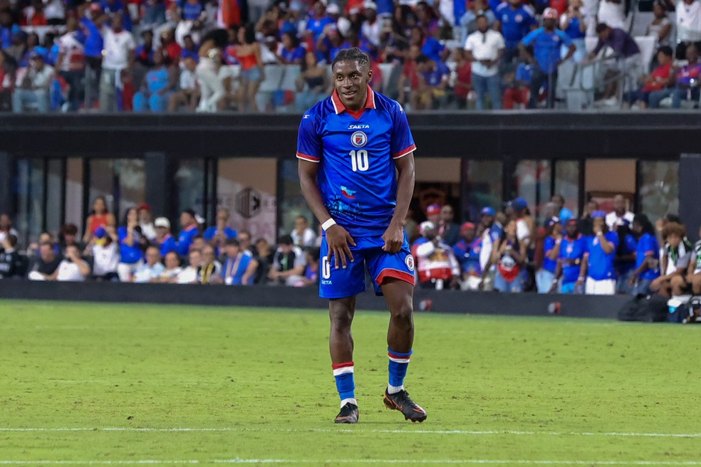Camisa do Haiti para a Copa tem uma bandeira na parte inferior — Foto: Getty Images