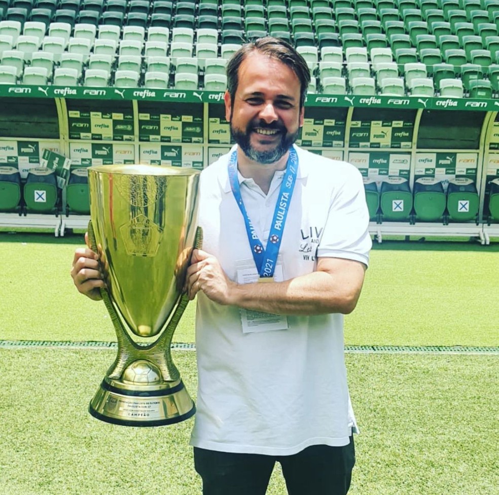 André Castro com taça de campeão paulista sub-17 em 2021 — Foto: Reprodução / Instagram