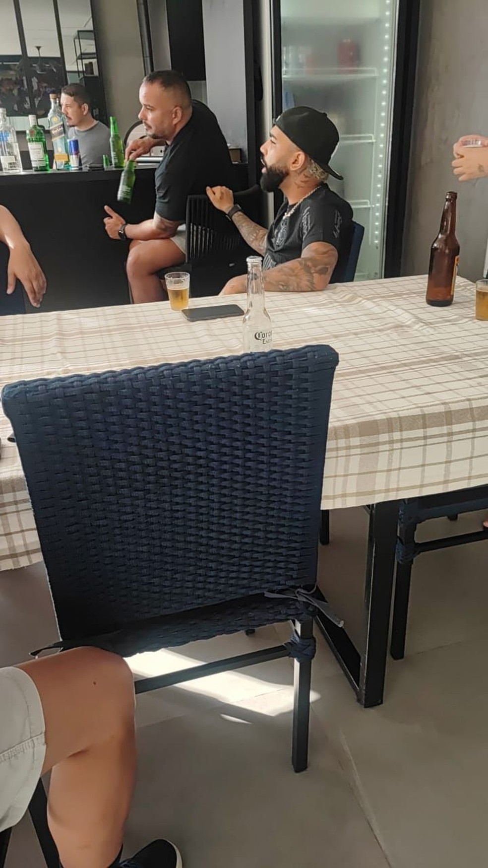 Gabigol aparece em foto tomando cerveja com a camisa do Corinthians — Foto: Reprodução