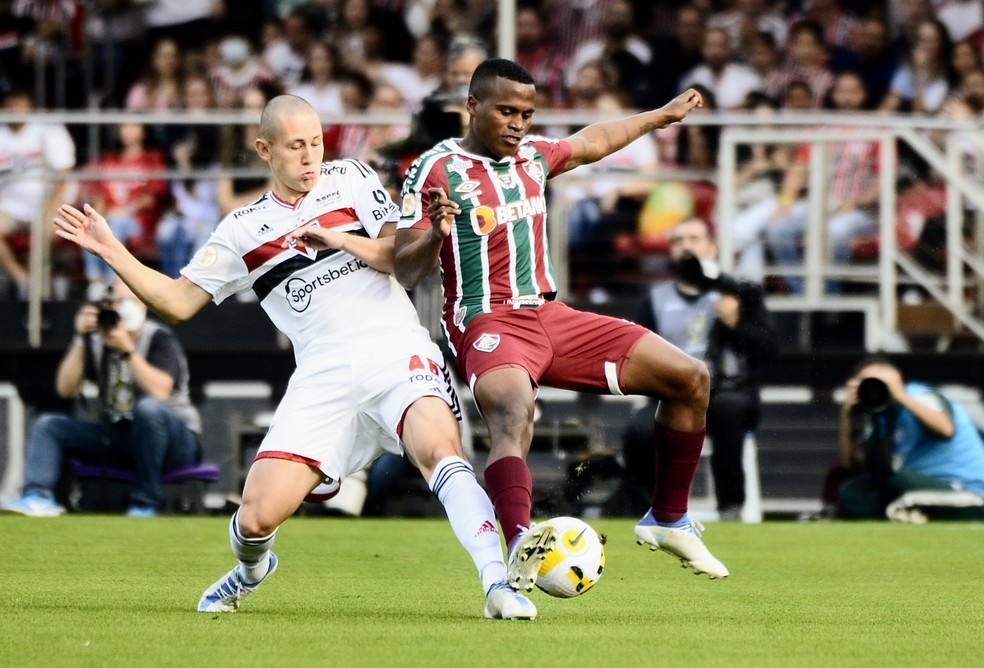 Patryck e Arias disputam a bola em São Paulo x Fluminense — Foto: Marcos Ribolli / ge