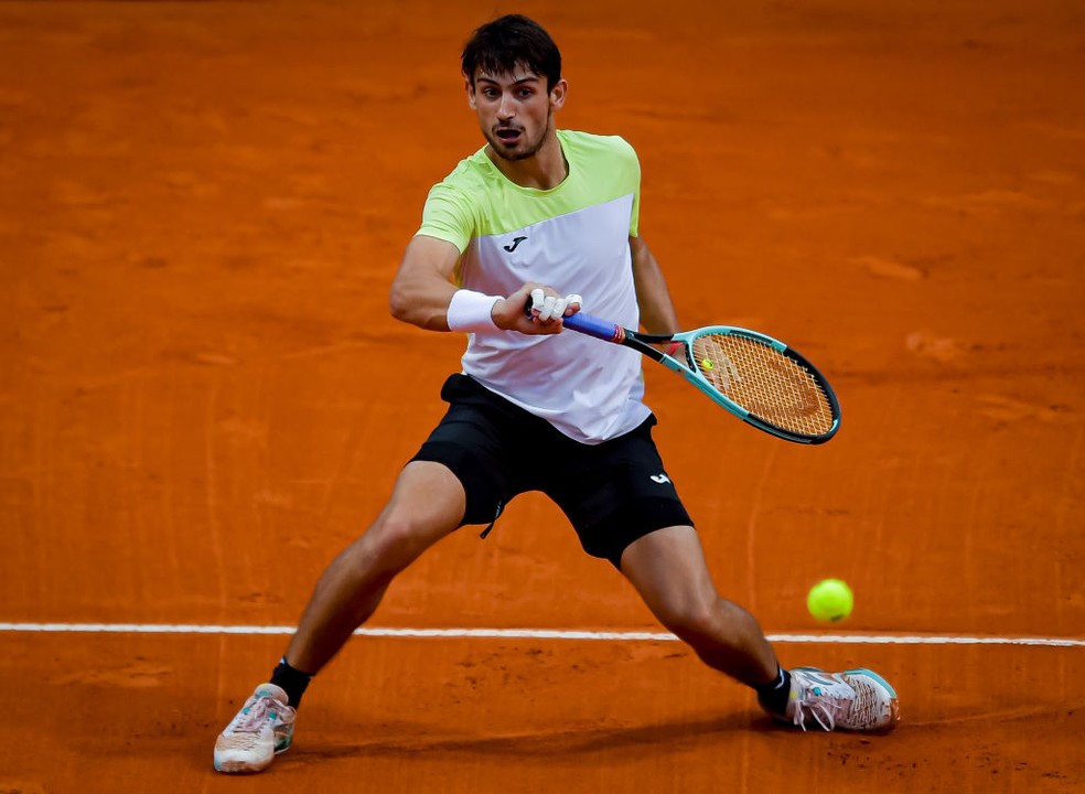 Mariano Navone fecha primeiro set sobre João Fonseca em Buenos Aires — Foto: Marcelo Endelli/Getty Images