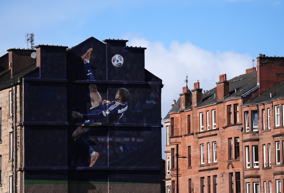 Mural da bicicleta de McTominay e celebração