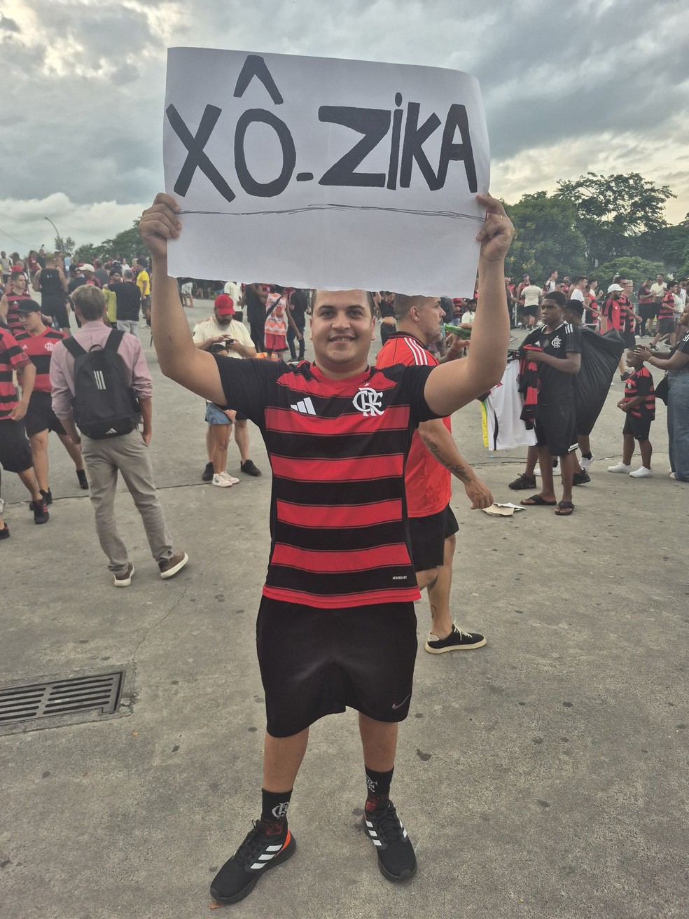 Torcedor do Flamengo leva cartaz "anti zica" ao Maracan&atilde; &mdash; Foto: Thiago Lima / ge
