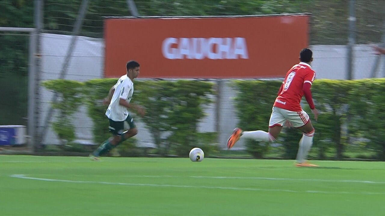 Palmeiras goleia o Internacional e sobe no Brasileirão sub-17 | Ge
