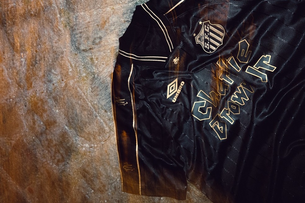Camisa do Santos em homenagem a banda Charlie Brown Jr — Foto: Umbro/Divulgação