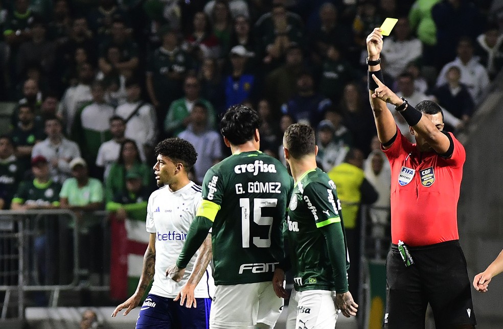 Gustavo Gómez leva cartão amarelo em Palmeiras x Cruzeiro — Foto: Marcos Ribolli