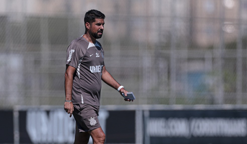 António Oliveira comanda treino do Corinthians — Foto: Rodrigo Coca / Ag.Corinthians