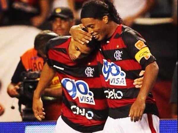Fé, R10 e polícia: ex-Flamengo recusou festas de Ronaldinho e caiu por passaporte falso