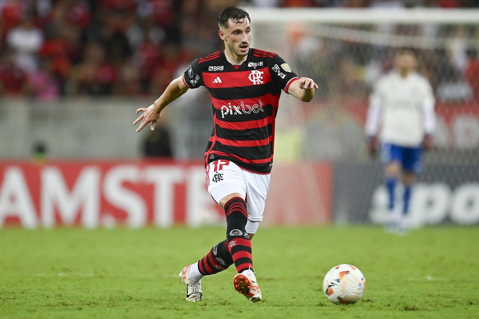 Viña em ação pelo Flamengo contra o Millonarios — Foto: Marcelo Cortes / CRF