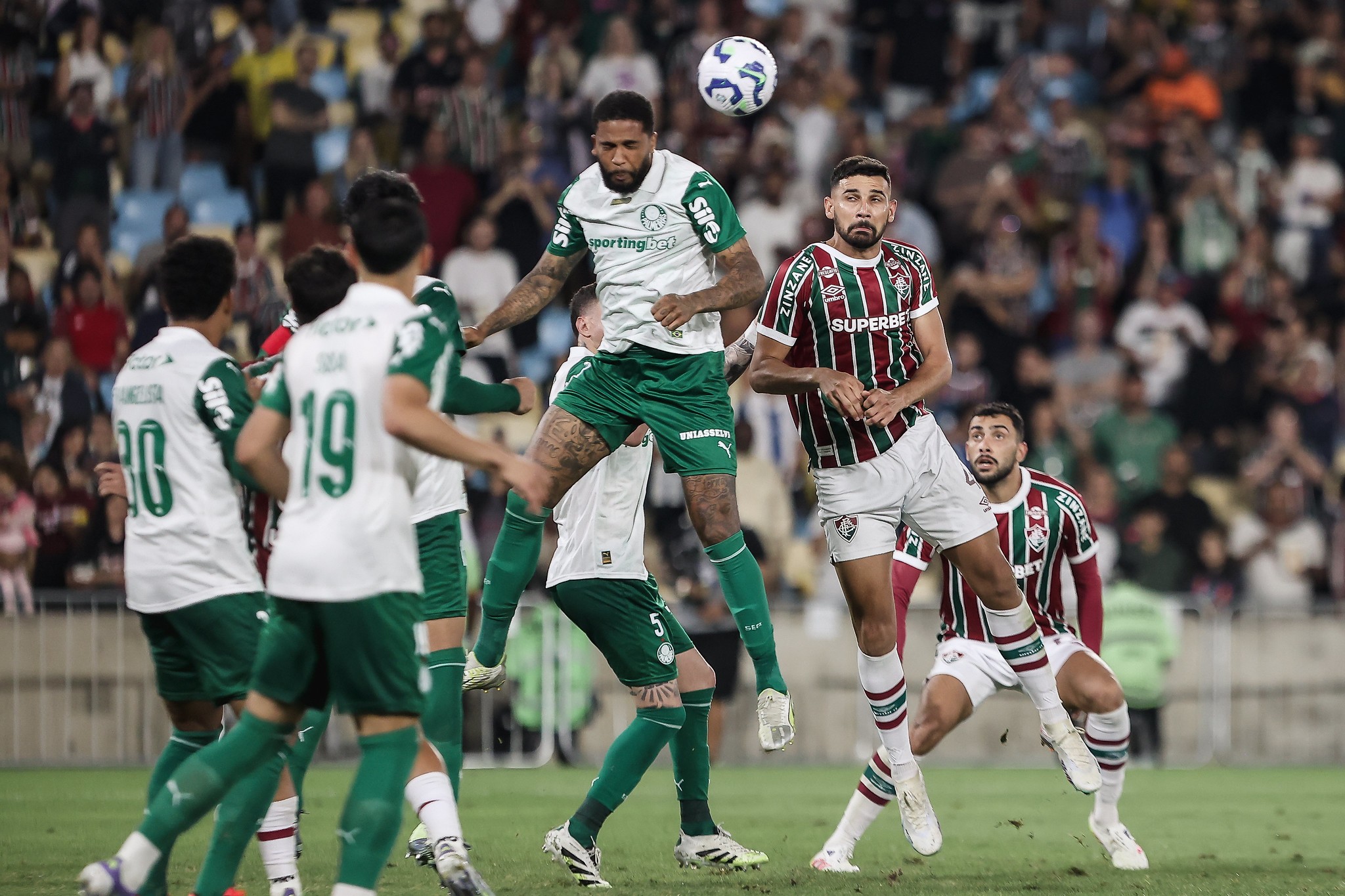 Problema no joelho de Ignácio reduz opções do Fluminense e escancara necessidade de reforço na zaga