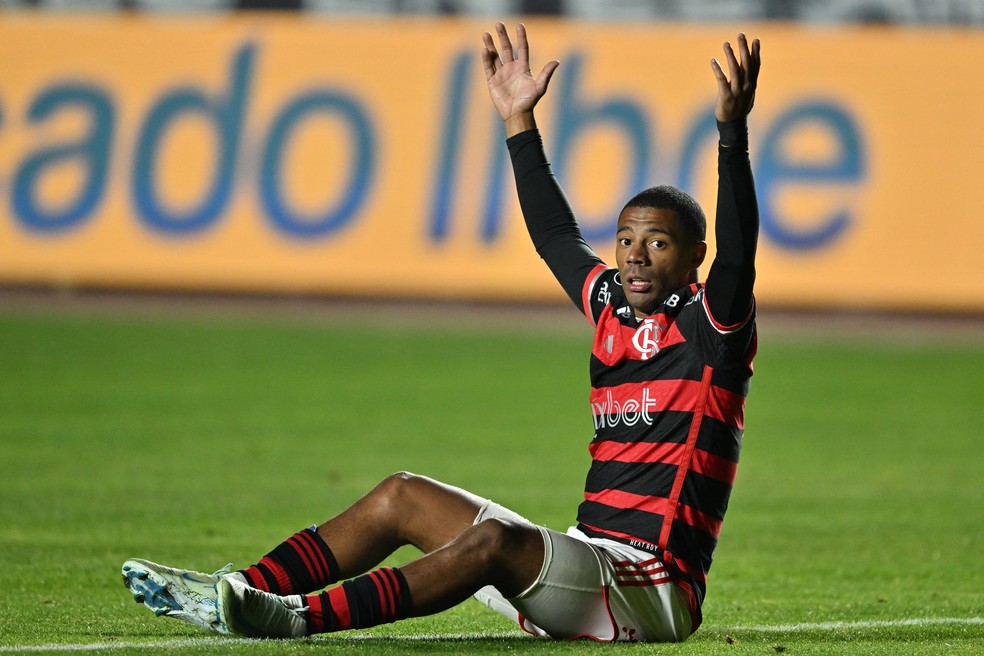 De La Cruz em Bolivar x Flamengo — Foto: AIZAR RALDES / AFP