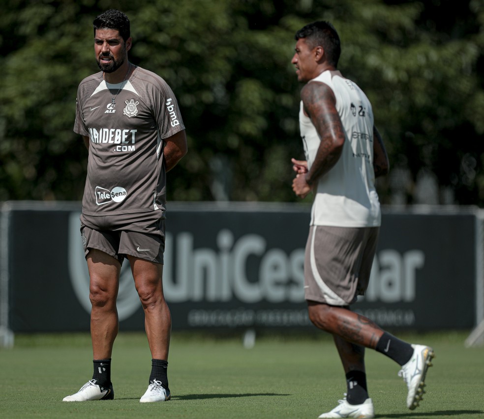 António Oliveira e Paulinho em treino do Corinthians