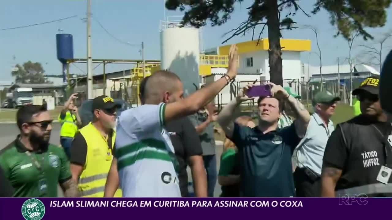 Islam Slimani chega em Curitiba