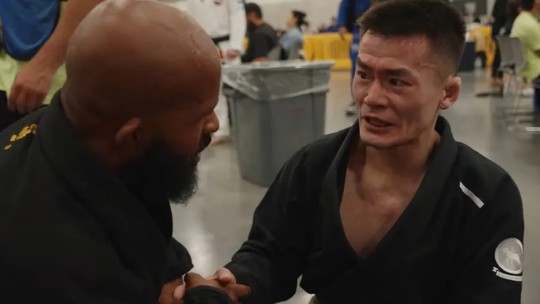 Demetrious Johnson consola adversário após vitória no jiu-jitsu. Assista - Foto: (Reprodução/YouTube)