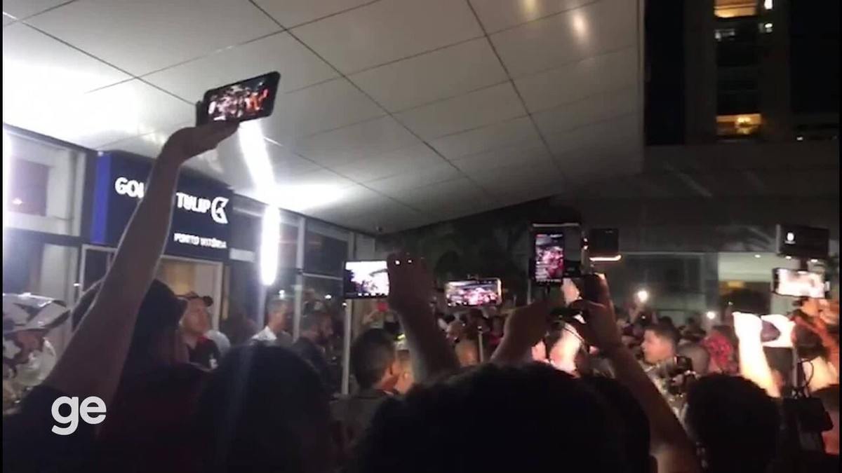 Sob protestos e cobranças, Flamengo chega ao Espírito Santo para enfrentar o Athletico