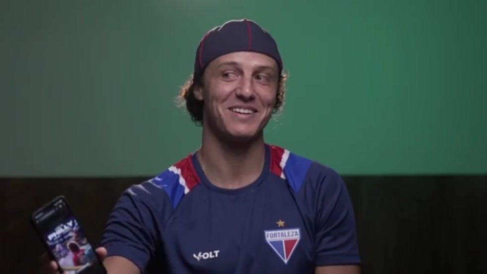 David Luiz reagiu ao cartaz da Fifa no Flamengo x Chelsea — Foto: Reprodução / TV Globo
