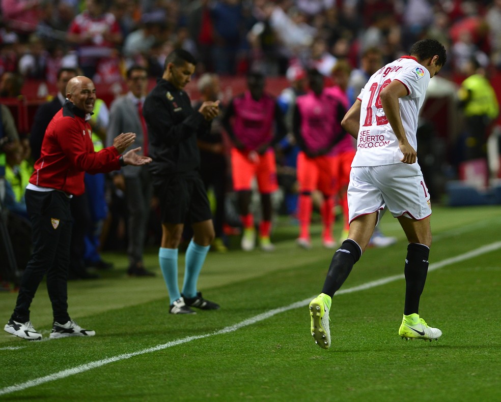 Sampaoli e Ganso durante jogo do Sevilla &mdash; Foto: AFP