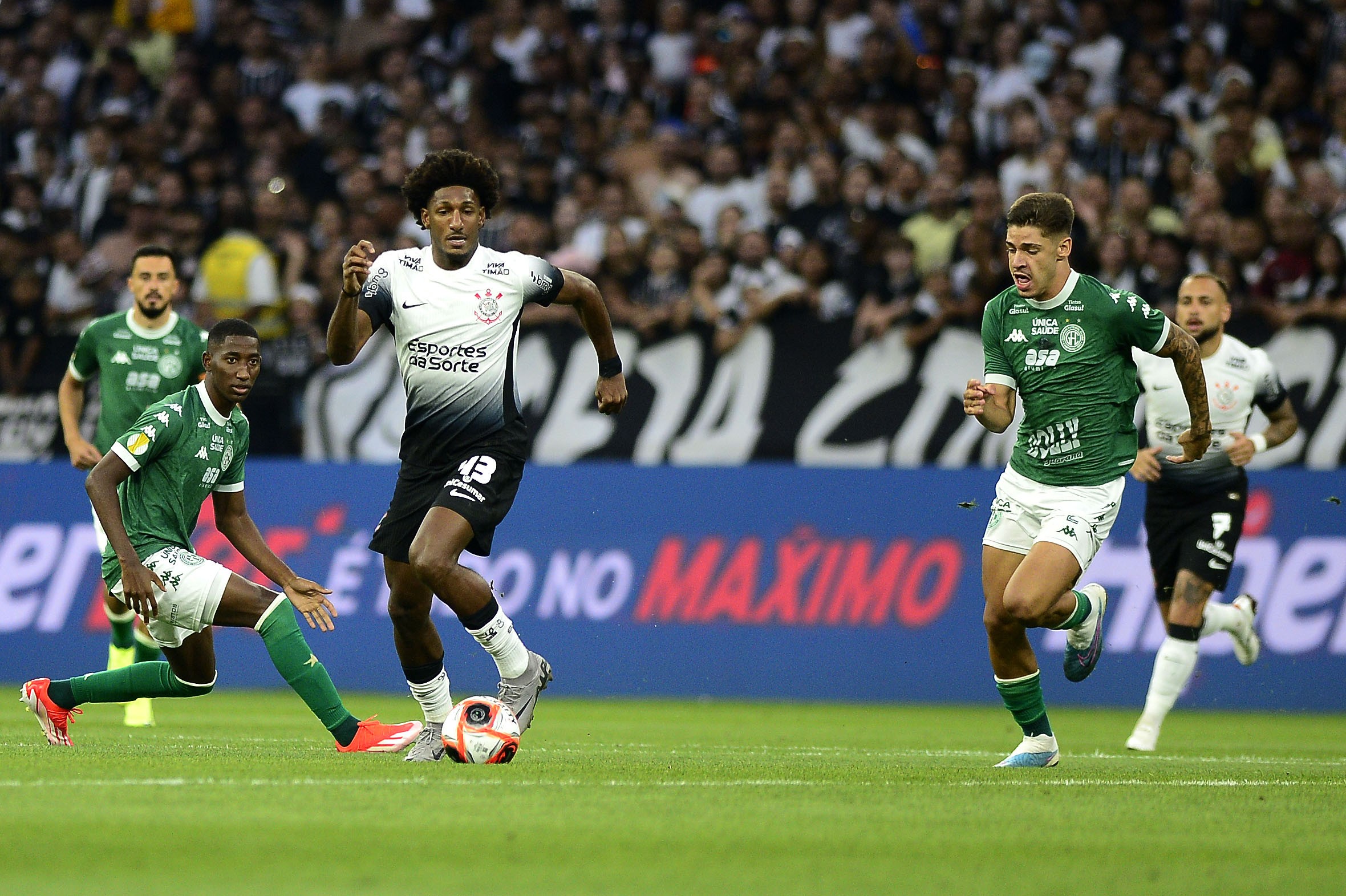 Corinthians avalia uso de três atacantes em partida crucial da Libertadores.
