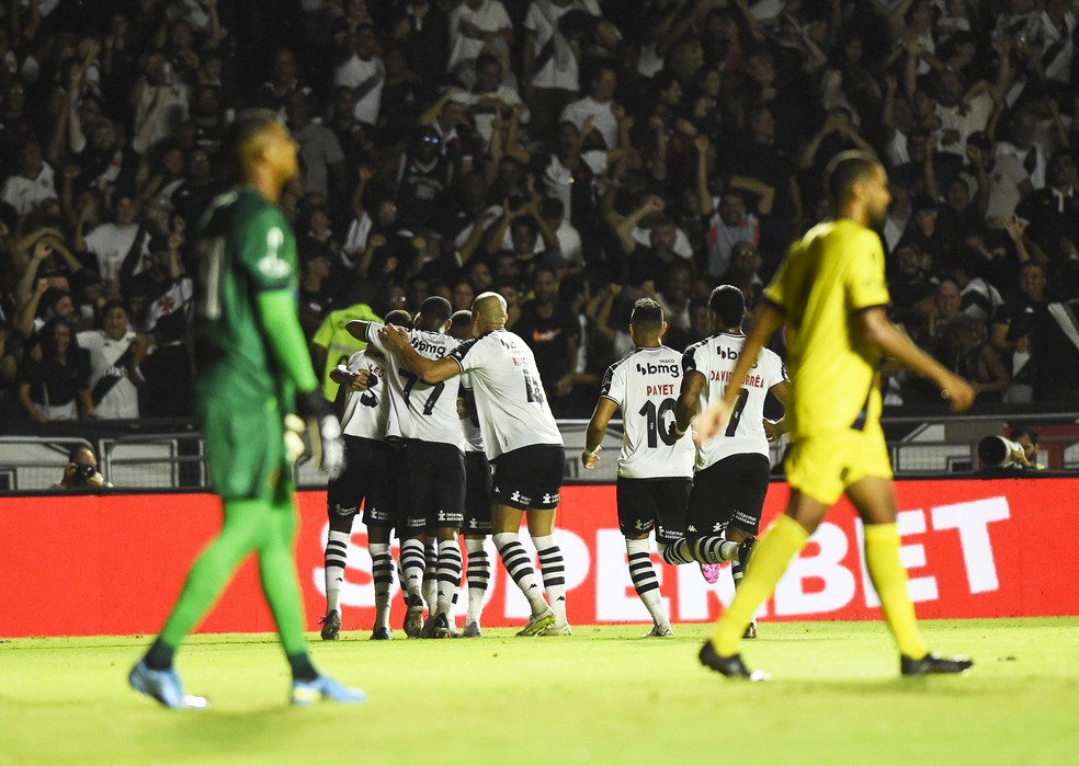 Jogadores do Vasco comemoram gol de L�o contra o Madureira � Foto: Andr� Dur�o / ge