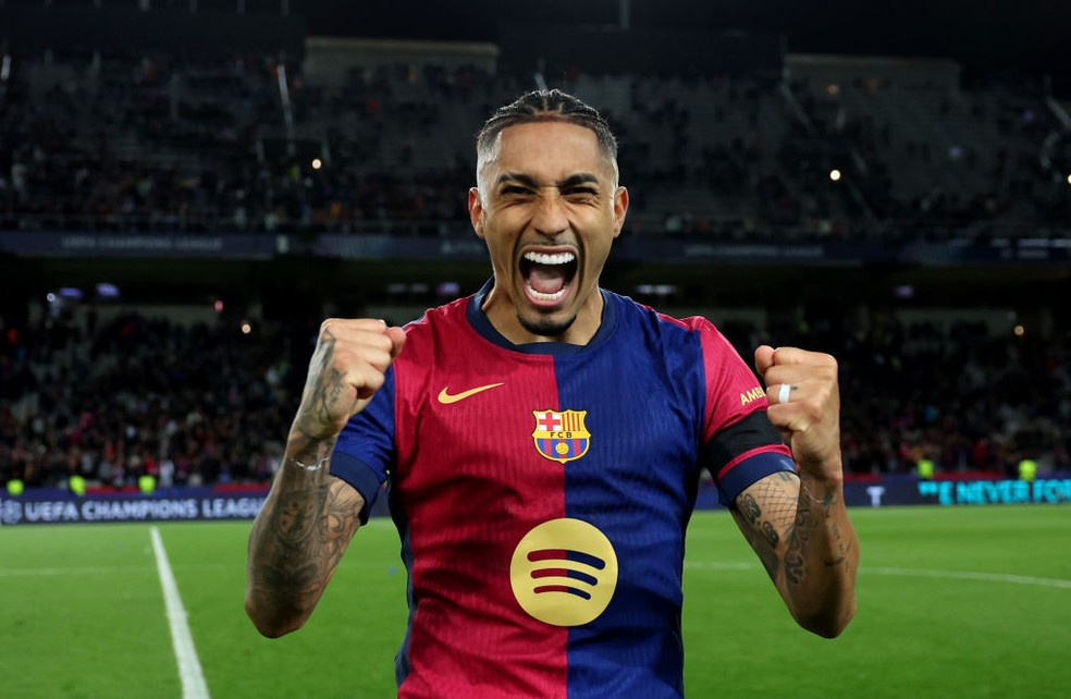 Raphinha celebra classificação do Barcelona para as quartas de final da Champions League — Foto: Florencia Tan Jun - UEFA/UEFA via Getty Images