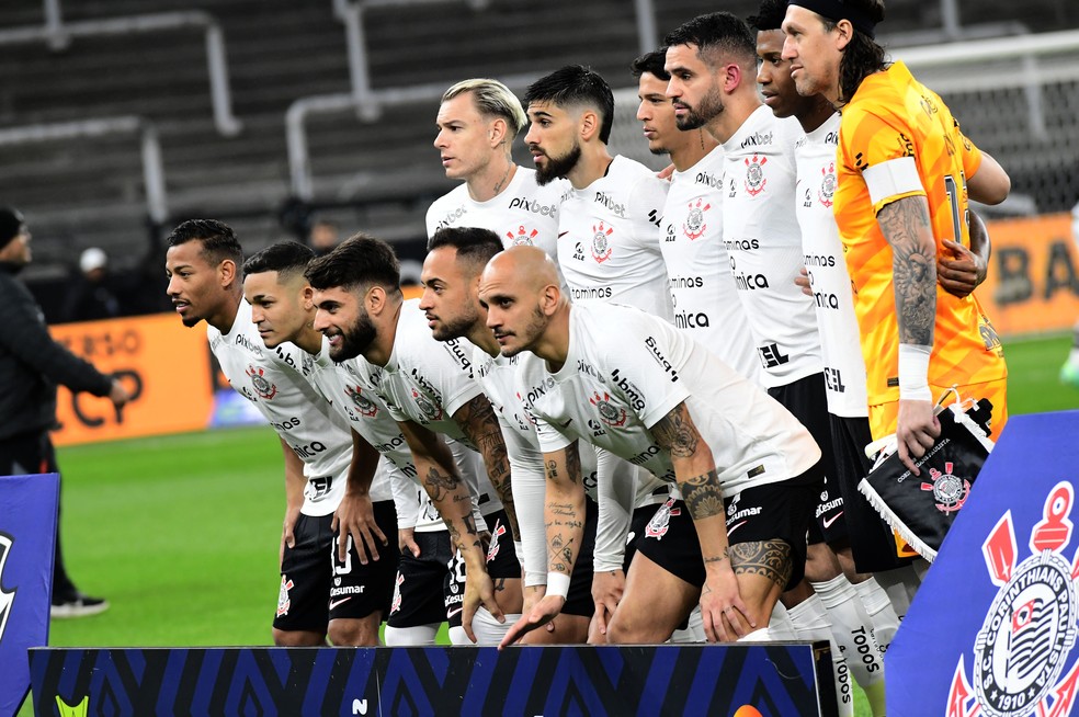 Time do Corinthians antes do jogo contra o Vasco — Foto: Marcos Ribolli