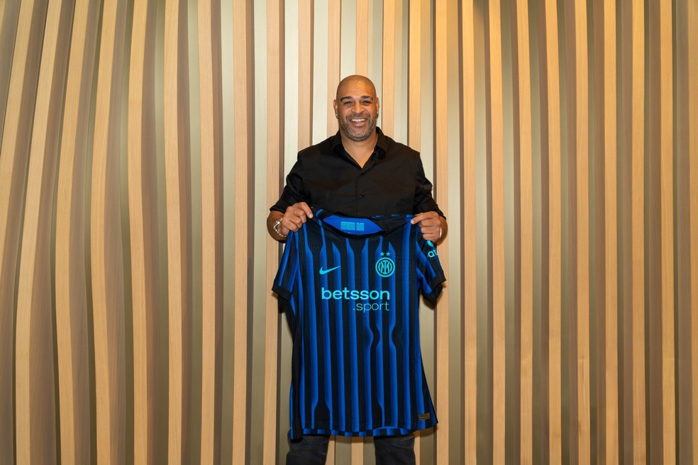 Nick Miller disse que a camisa da Inter, exibida pelo Imperador Adriano, está ridícula — Foto: Divulgação / Inter de Milão