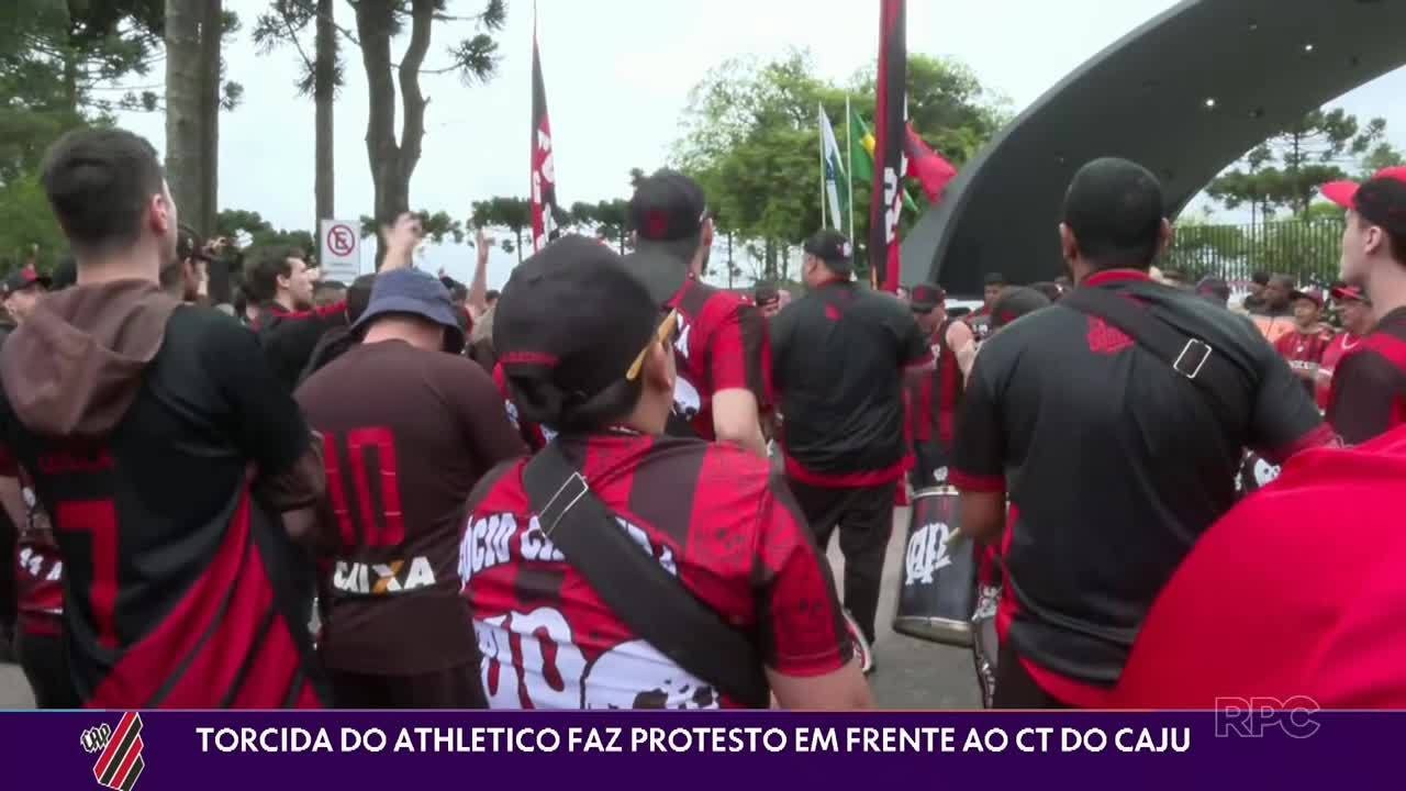 Torcida do Athletico faz protestoqual o site da betanofrente ao CT do Caju