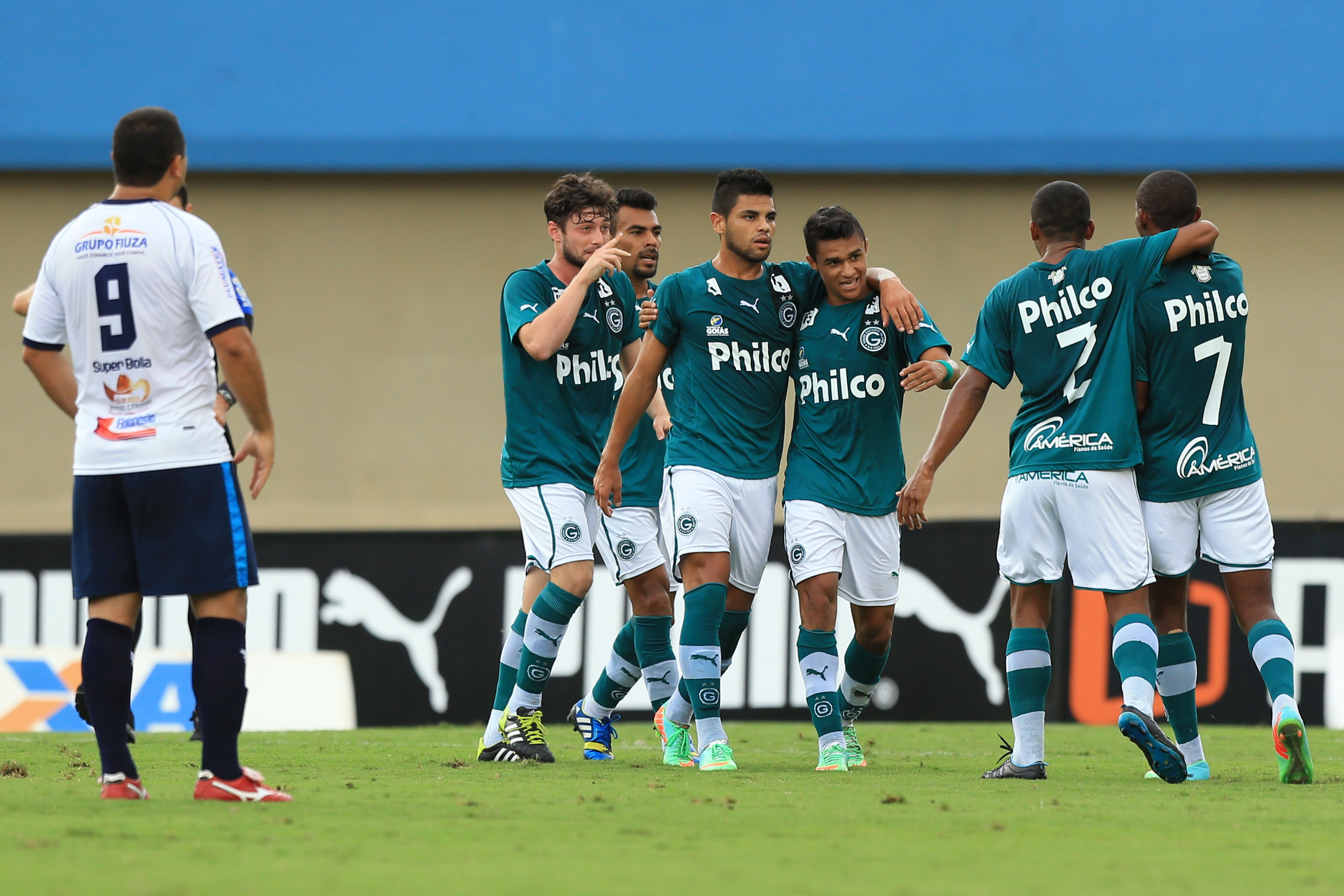 Goleiro de 125kg vive noite de herói, vilão, herói outra vez, mas é  eliminado