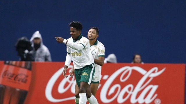 Endrick e Rony comemoram gol do Palmeiras contra o Independiente del Valle
