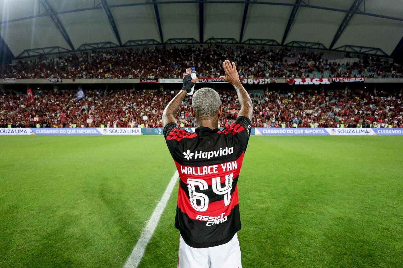 Imagem ilustrativa sobre Show de Samuel Lino, lágrimas de Wallace Yan e confusão: Flamengo vence Benfica e leva Troféu do Algarve em Portugal