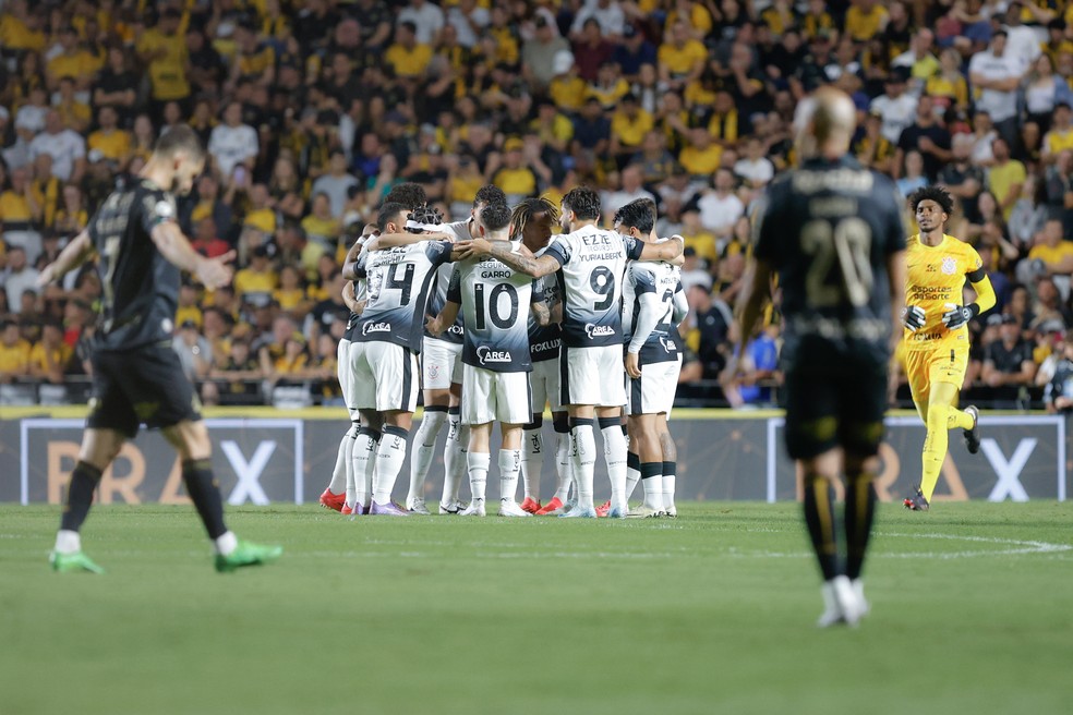 Time do Corinthians antes do jogo contra o Criciúma — Foto: Leonardo Hubbe/AGIF