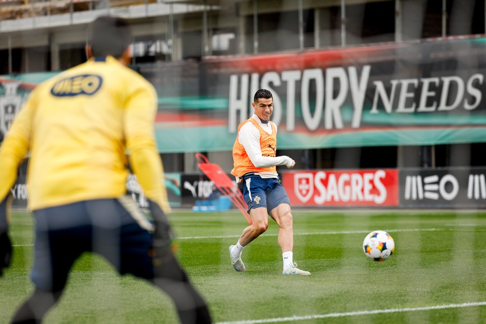 Cristiano Ronaldo no treino da seleção de Portugal para o jogo contra a Dinamarca — Foto: Twitter/Seleção de Portugal