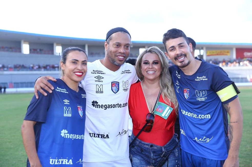 Marta, Ronaldinho e Carlinhos Maia jogaram no Estádio Rei Pelé — Foto: Divulgação/Jogo da Alegria