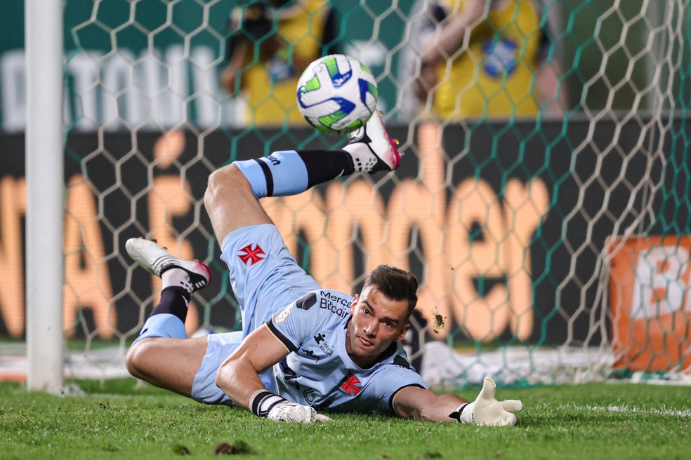 Leo Jardim faz boa defesa e evita gol do América-MG contra o Vasco — Foto: Gilson Lobo/AGIF