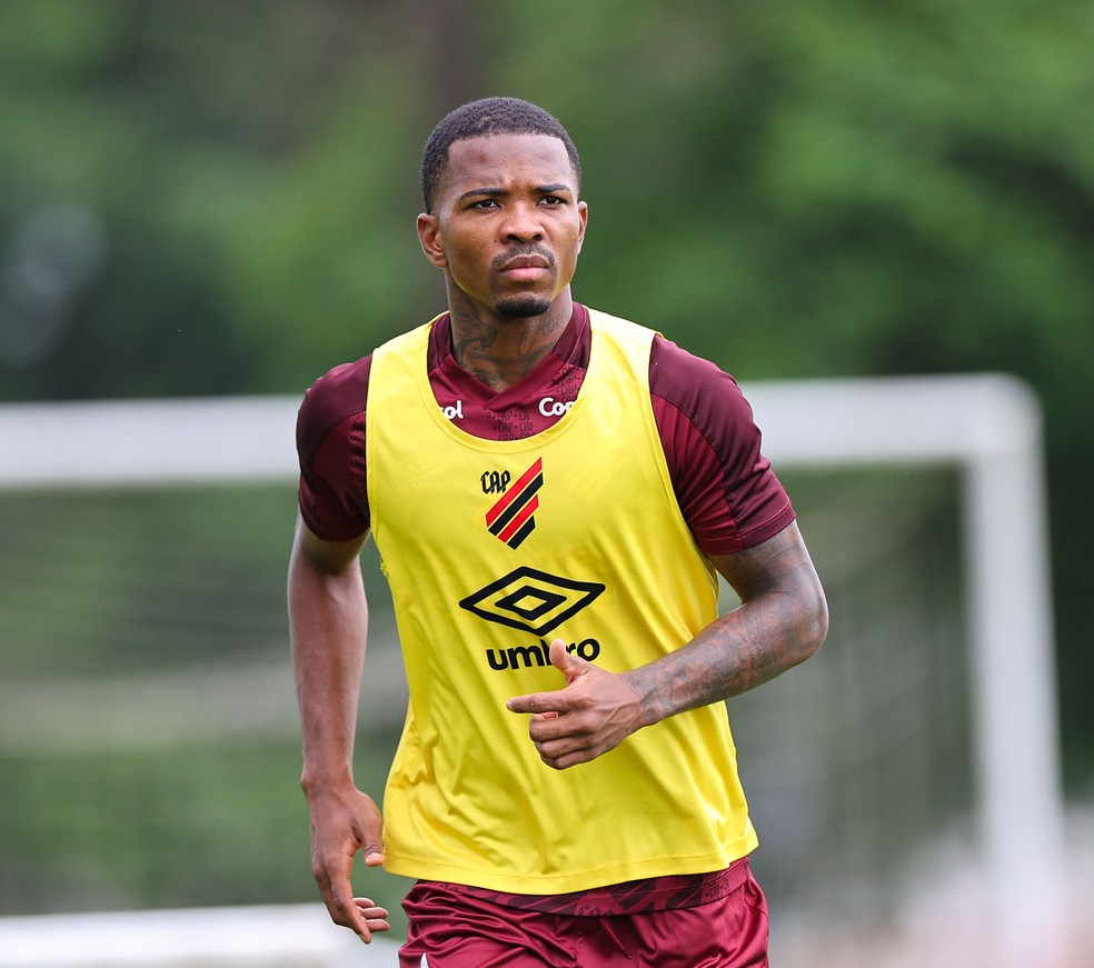 Cacá está treinando separado no Athletico-PR — Foto: Gustavo Oliveira/Athletico