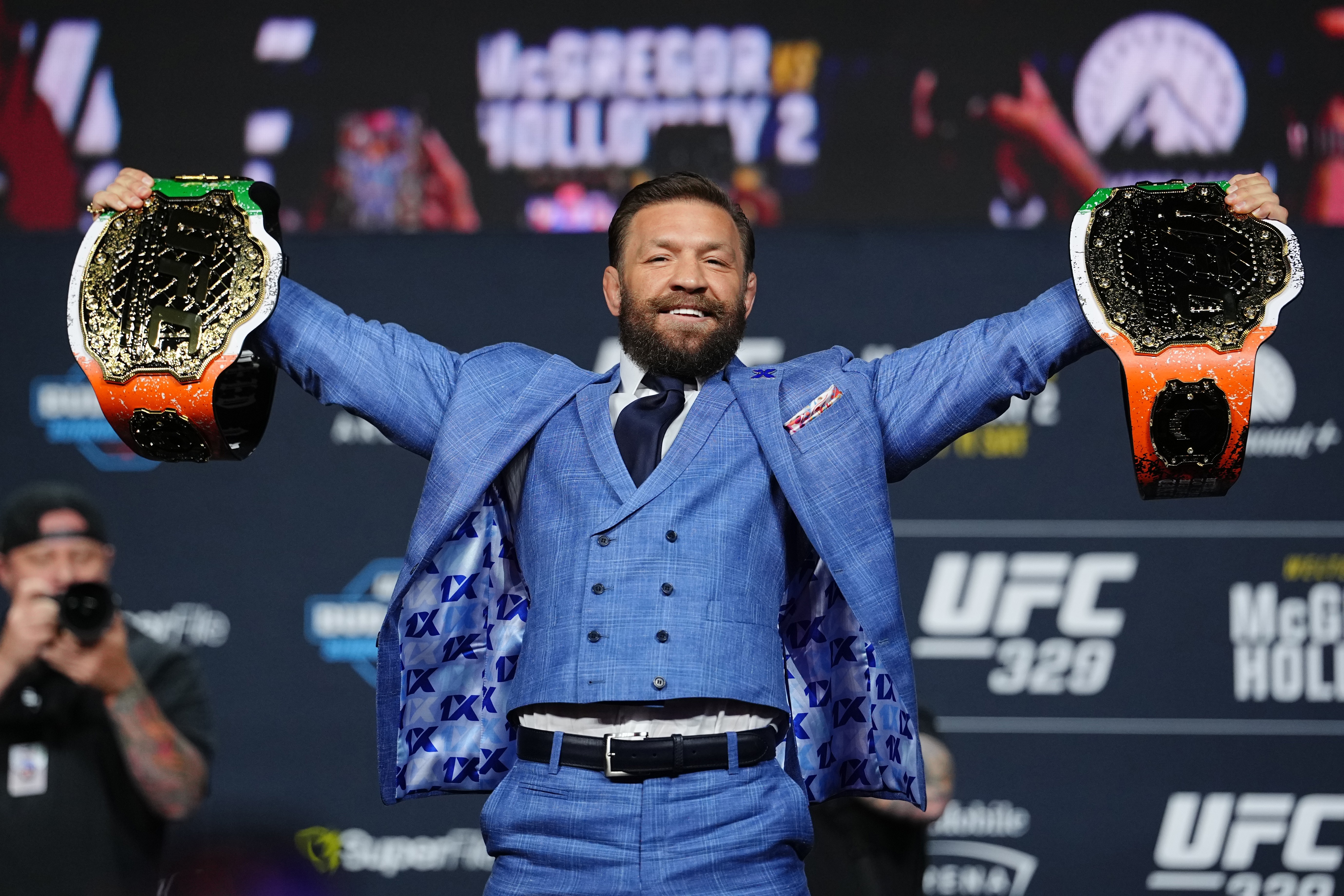 McGregor rouba a cena em coletiva de imprensa do UFC e promete: "Vou eliminar o Max"