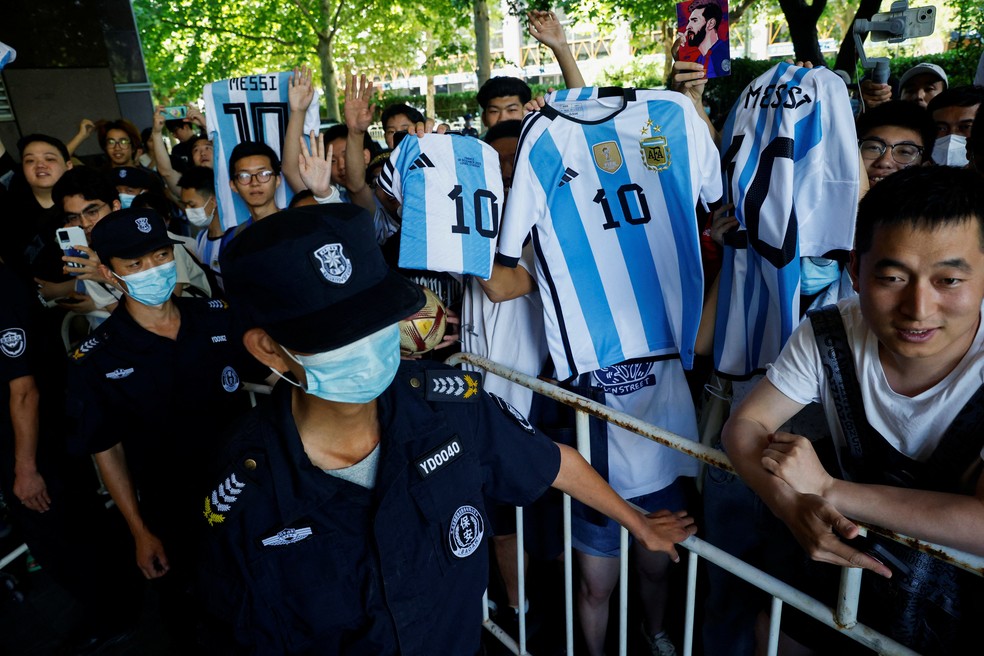 Policiais controlam &acirc;nimos dos f&atilde;s de Messi na China &mdash; Foto: REUTERS