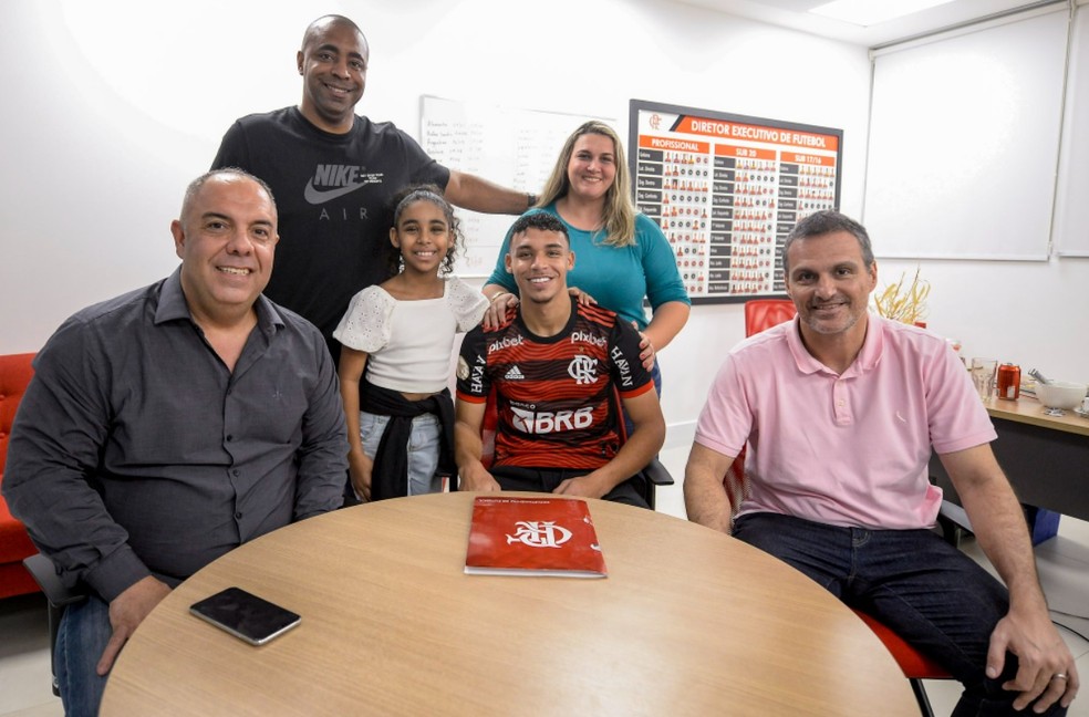 Victor Hugo em sua última renovação com o Flamengo, em 2022 — Foto: Marcelo Cortes /CRF