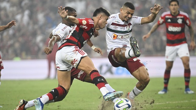 André faz o corte em jogada de Luiz Araújo em Flamengo x Fluminense