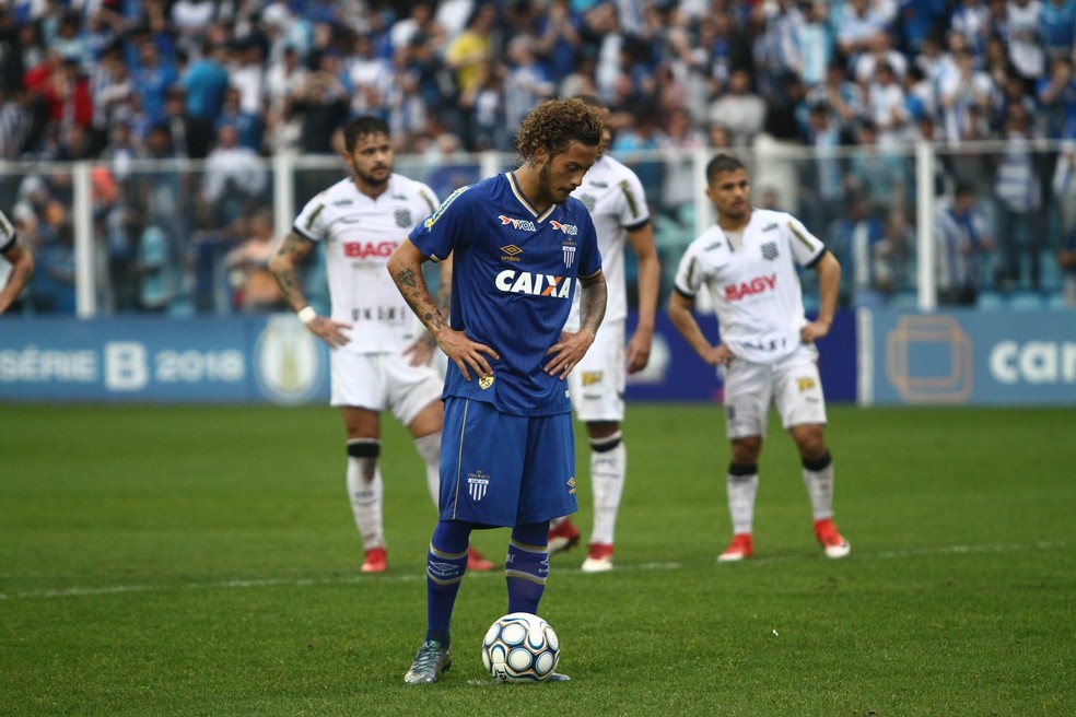 Imagem ilustrativa sobre Vizeu perde pênalti, Avaí sofre na Série B e base faz história com filho de ex-Flamengo
