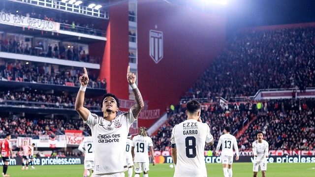 Kaio César comemora gol em empate do Corinthians contra o Estudiantes